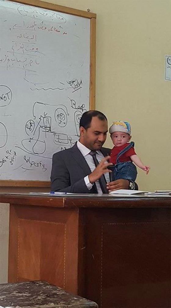  صور رائعة: أستاذ جامعي يحمل طفل طالبته الباكي ويتابع المحاضرة  صورة رقم 2