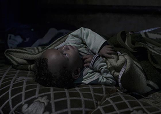 هنا على هذه الارصفة الباردة ينام اطفال اللاجئين!! صورة رقم 4