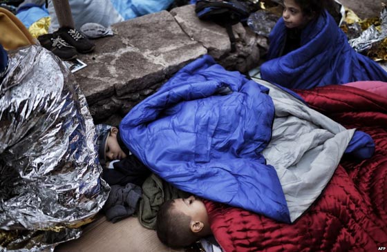 هنا على هذه الارصفة الباردة ينام اطفال اللاجئين!! صورة رقم 3