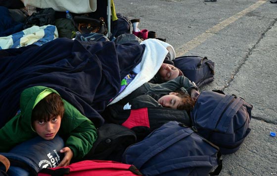 هنا على هذه الارصفة الباردة ينام اطفال اللاجئين!! صورة رقم 5
