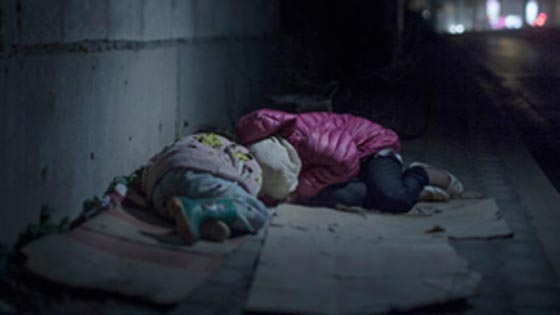 هنا على هذه الارصفة الباردة ينام اطفال اللاجئين!! صورة رقم 6