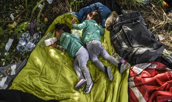 هنا على هذه الارصفة الباردة ينام اطفال اللاجئين!! صورة رقم 7