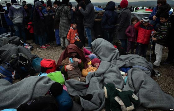 هنا على هذه الارصفة الباردة ينام اطفال اللاجئين!! صورة رقم 8