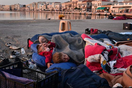 هنا على هذه الارصفة الباردة ينام اطفال اللاجئين!! صورة رقم 1