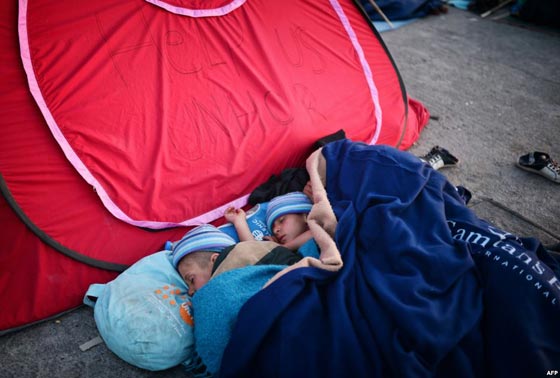 هنا على هذه الارصفة الباردة ينام اطفال اللاجئين!! صورة رقم 9