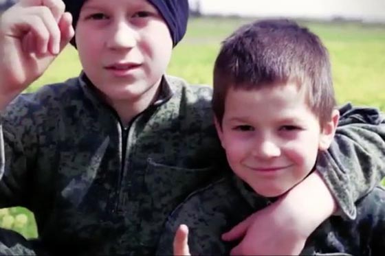 احدث اشرطة داعش الدموية.. اعدام اسيرين سوريين على يد طفلين صورة رقم 3
