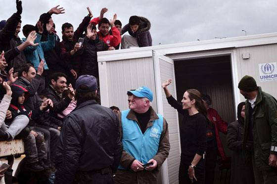 هجمة قاسية ومؤلمة على انجلينا جولي بسبب تعاطفها مع اللاجئين صورة رقم 6