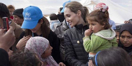 هجمة قاسية ومؤلمة على انجلينا جولي بسبب تعاطفها مع اللاجئين صورة رقم 7