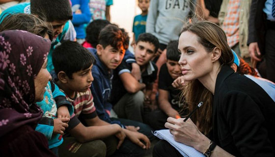 هجمة قاسية ومؤلمة على انجلينا جولي بسبب تعاطفها مع اللاجئين صورة رقم 8