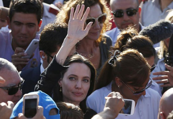 هجمة قاسية ومؤلمة على انجلينا جولي بسبب تعاطفها مع اللاجئين صورة رقم 15