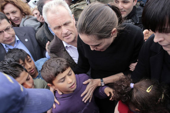 هجمة قاسية ومؤلمة على انجلينا جولي بسبب تعاطفها مع اللاجئين صورة رقم 16
