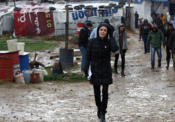 هجمة قاسية ومؤلمة على انجلينا جولي بسبب تعاطفها مع اللاجئين صورة رقم 17