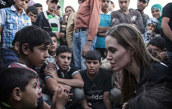 هجمة قاسية ومؤلمة على انجلينا جولي بسبب تعاطفها مع اللاجئين صورة رقم 1