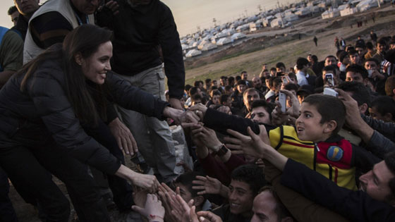 هجمة قاسية ومؤلمة على انجلينا جولي بسبب تعاطفها مع اللاجئين صورة رقم 20