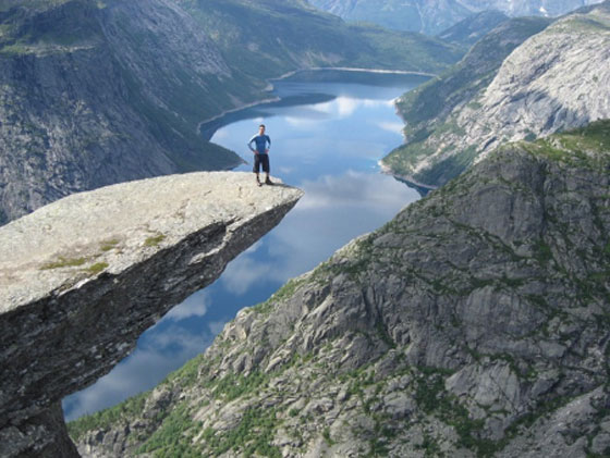 تشكلات صخرية مذهلة في النرويج تجذب السياح والمغامرين صورة رقم 4
