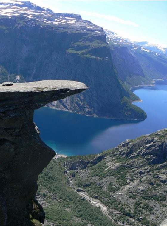تشكلات صخرية مذهلة في النرويج تجذب السياح والمغامرين صورة رقم 1