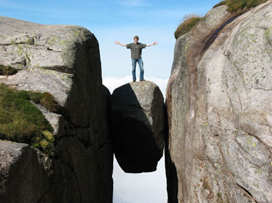 تشكلات صخرية مذهلة في النرويج تجذب السياح والمغامرين صورة رقم 2