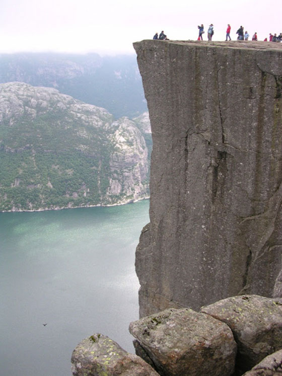 تشكلات صخرية مذهلة في النرويج تجذب السياح والمغامرين صورة رقم 3
