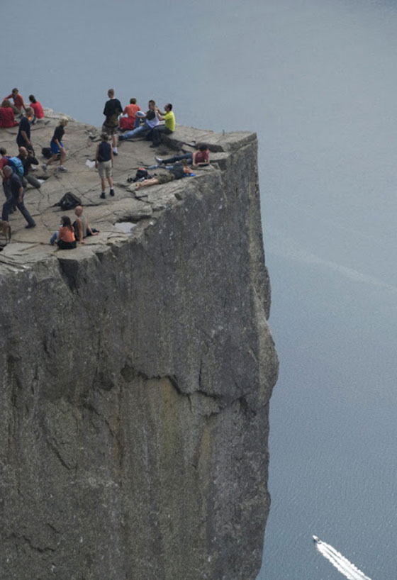 تشكلات صخرية مذهلة في النرويج تجذب السياح والمغامرين صورة رقم 8