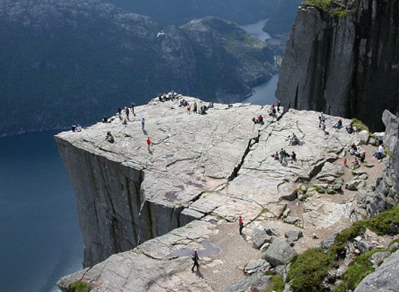 تشكلات صخرية مذهلة في النرويج تجذب السياح والمغامرين صورة رقم 9