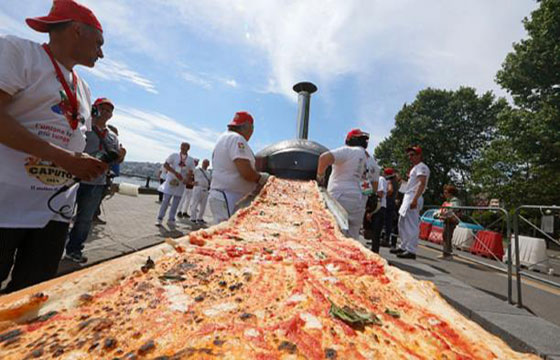 ايطاليا تدخل غينيس بأطول بيتزا في العالم وطولها 1.8 كيلومتر صورة رقم 1
