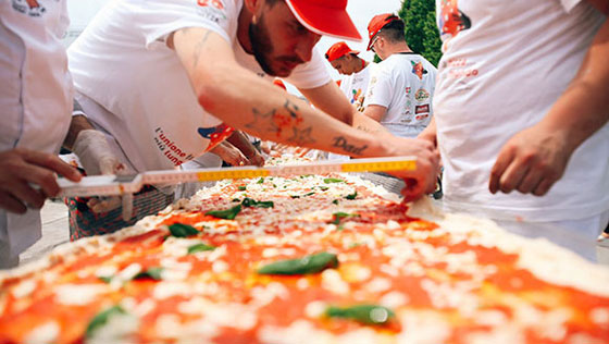 ايطاليا تدخل غينيس بأطول بيتزا في العالم وطولها 1.8 كيلومتر صورة رقم 7