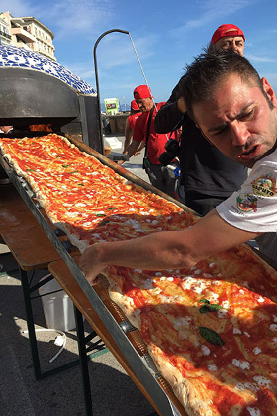 ايطاليا تدخل غينيس بأطول بيتزا في العالم وطولها 1.8 كيلومتر صورة رقم 8