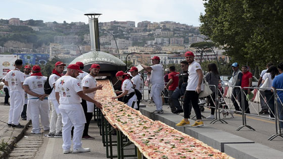 ايطاليا تدخل غينيس بأطول بيتزا في العالم وطولها 1.8 كيلومتر صورة رقم 9