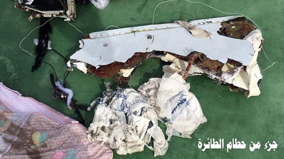صور اولية لحطام الطائرة المصرية ومخلفات الضحايا من ركابها صورة رقم 1
