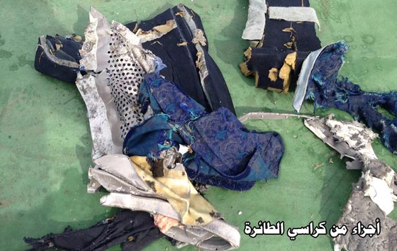 صور اولية لحطام الطائرة المصرية ومخلفات الضحايا من ركابها صورة رقم 2