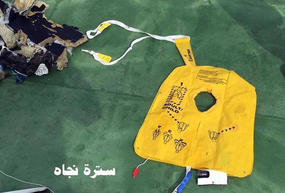 صور اولية لحطام الطائرة المصرية ومخلفات الضحايا من ركابها صورة رقم 3