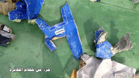 صور اولية لحطام الطائرة المصرية ومخلفات الضحايا من ركابها صورة رقم 5