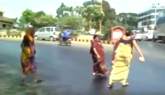 بالفيديو من الهند.. شاهد كيف صهرت درجات الحرارة اسفلت الشوارع!! صورة رقم 3