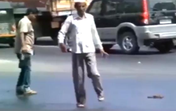 بالفيديو من الهند.. شاهد كيف صهرت درجات الحرارة اسفلت الشوارع!! صورة رقم 4