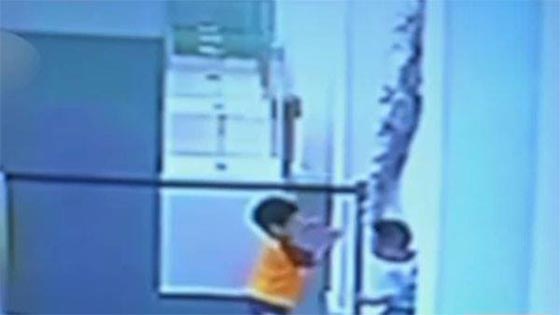 طفلان يحطمان (الملاك المكسور) في متحف اثري.. فيديو وصور صورة رقم 1