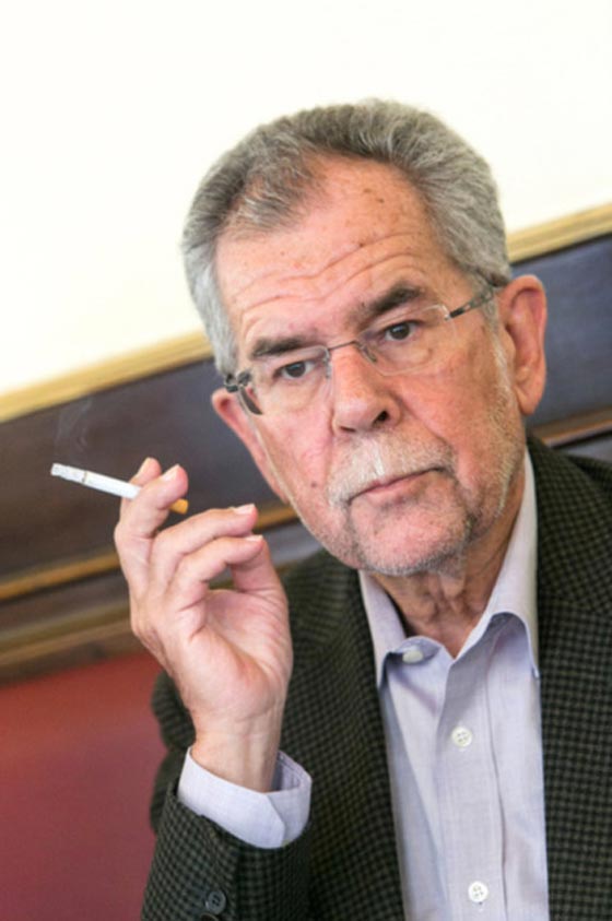 رئيس النمسا المنتخب مدافع عن البيئة ويدخن 40 سيجارة يوميا صورة رقم 5