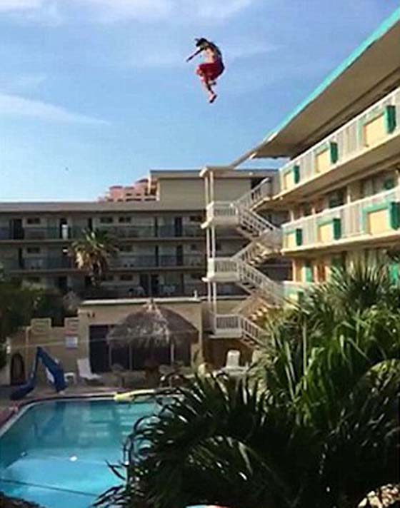 فيديو وصور.. شاب متهور يقفز من سطح فندق الى حوض سباحة صورة رقم 2