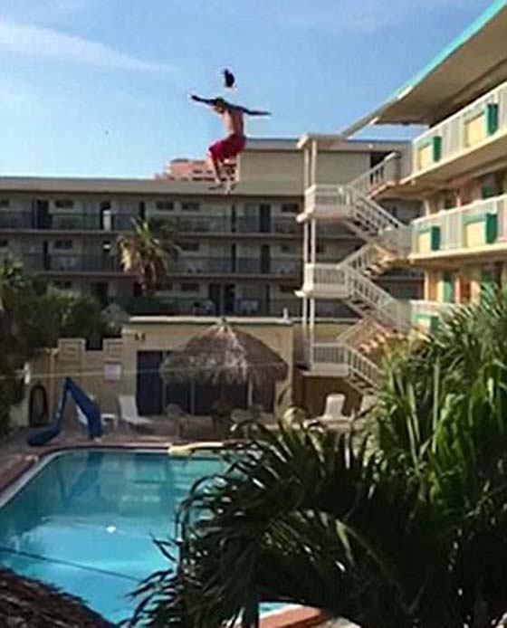 فيديو وصور.. شاب متهور يقفز من سطح فندق الى حوض سباحة صورة رقم 3