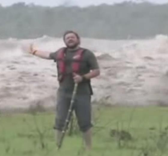فيديو طريف.. موجة عاتية تلاحق مقدم برنامج برازيلي  صورة رقم 2