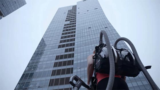 المرأة العنكبوت تتسلق مبنى شاهقا بمكنستين فقط!! صورة رقم 2