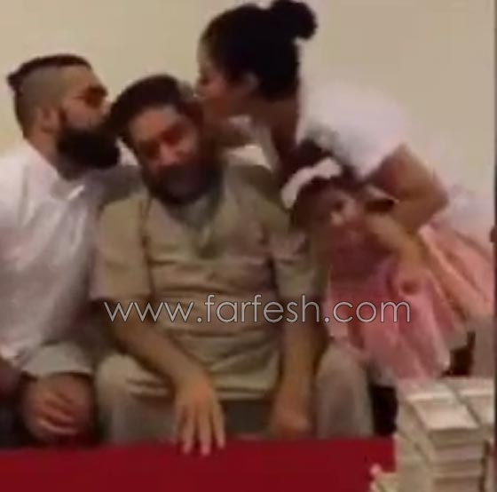 فيديو والد الفنانة شهد يهدي حفيدته أموالاً بقدر وزنها صورة رقم 2