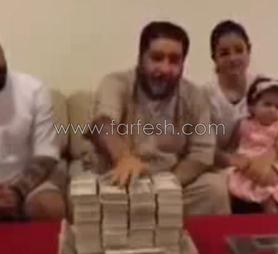 فيديو والد الفنانة شهد يهدي حفيدته أموالاً بقدر وزنها صورة رقم 3