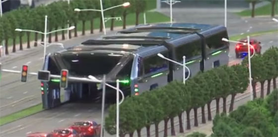شاهد بالفيديو حافلة تبتلع السيارات وتتجاوز الاختناقات المرورية صورة رقم 5
