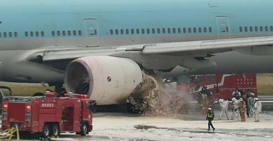 اخلاء طائرة كورية بعد تصاعد دخان كثيف من احد محركاتها صورة رقم 1
