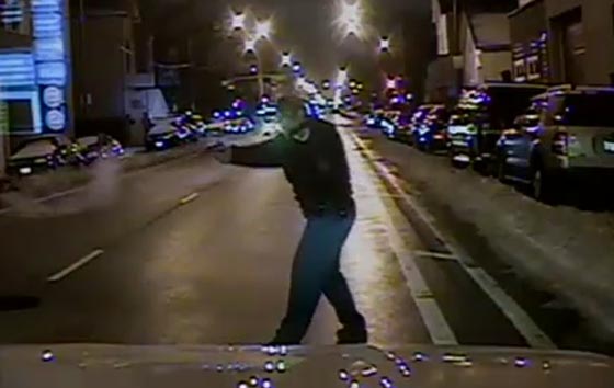 فيديو يدين شرطة شيكاغو ويورطها في حادث اطلاق على اسود اعزل!! صورة رقم 3