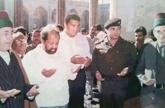 من تاريخه الانساني: محمد علي كلاي يقنع صدام حسين بالافراج عن رهائن صورة رقم 1