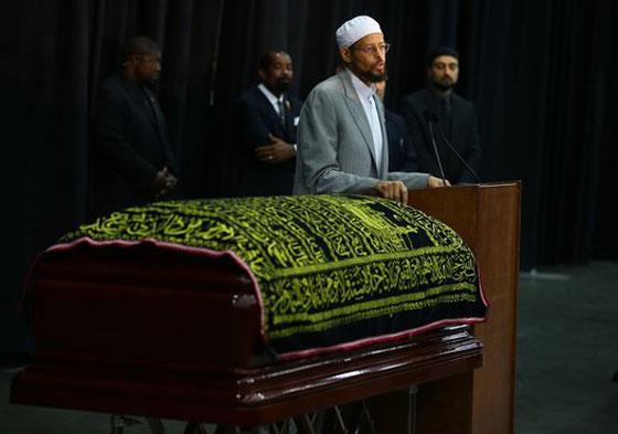 الآلاف يصلون الجنازة على محمد علي قبل وداعه الاخير صورة رقم 9