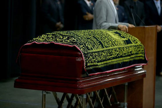الآلاف يصلون الجنازة على محمد علي قبل وداعه الاخير صورة رقم 11
