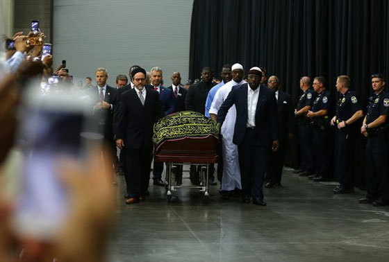 الآلاف يصلون الجنازة على محمد علي قبل وداعه الاخير صورة رقم 13