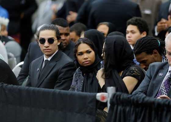 الآلاف يصلون الجنازة على محمد علي قبل وداعه الاخير صورة رقم 15